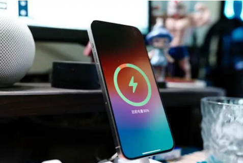 灞桥苹果15换屏服务分享用什么充电器给iPhone15充电更好 
